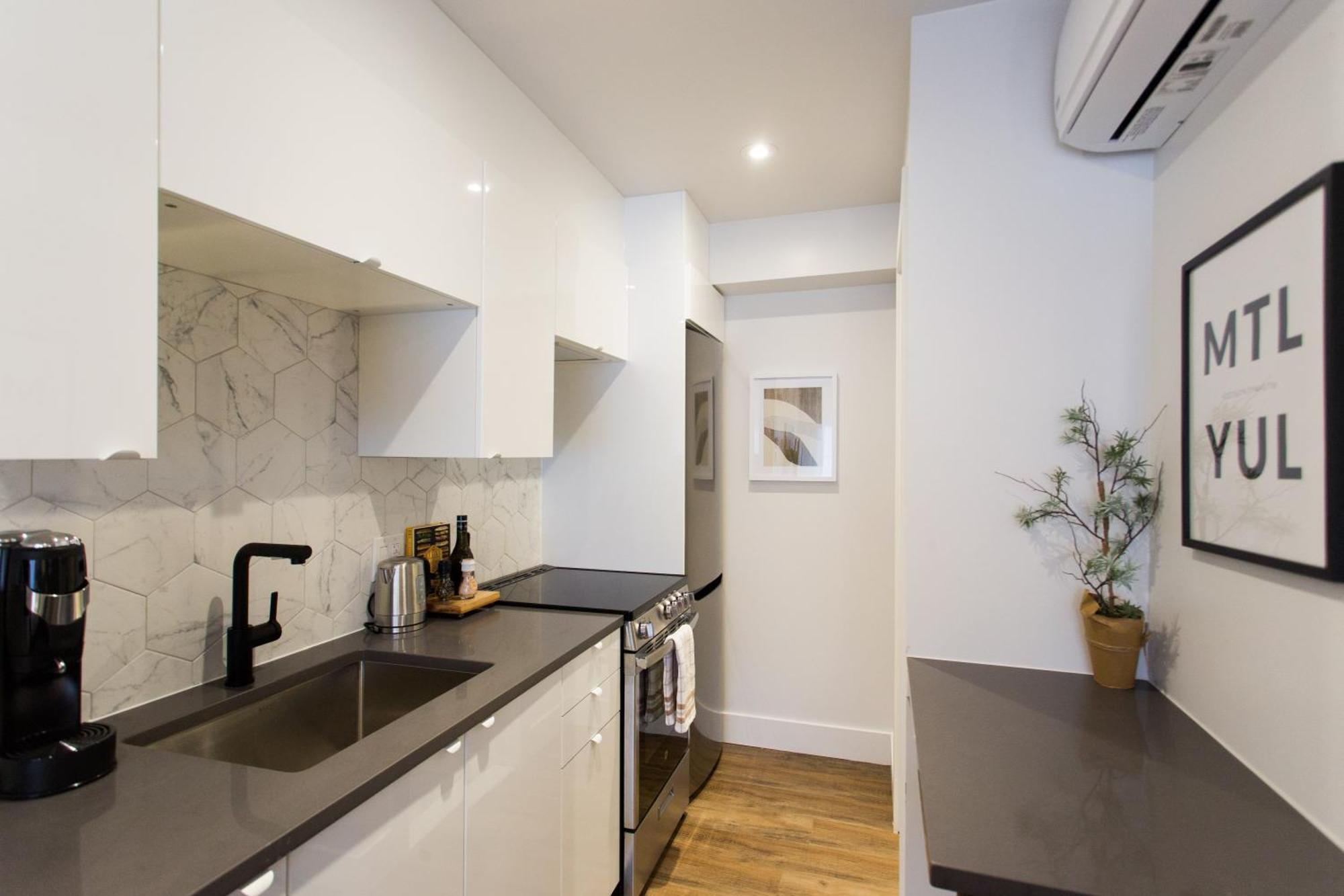 Scandinavian Studio With Full Kitchen And Bath By Den Stays Montreal Pokój zdjęcie