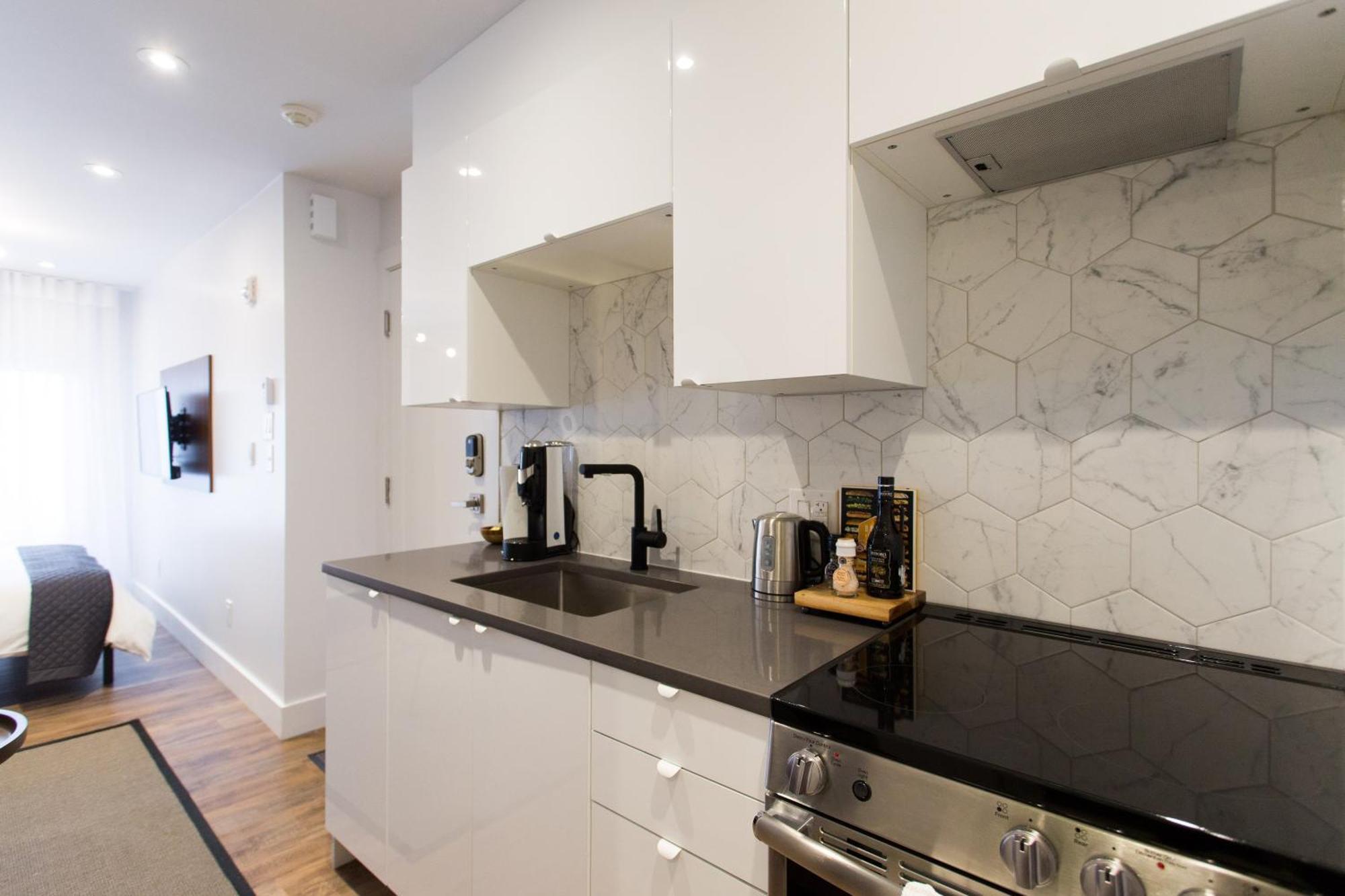Scandinavian Studio With Full Kitchen And Bath By Den Stays Montreal Pokój zdjęcie